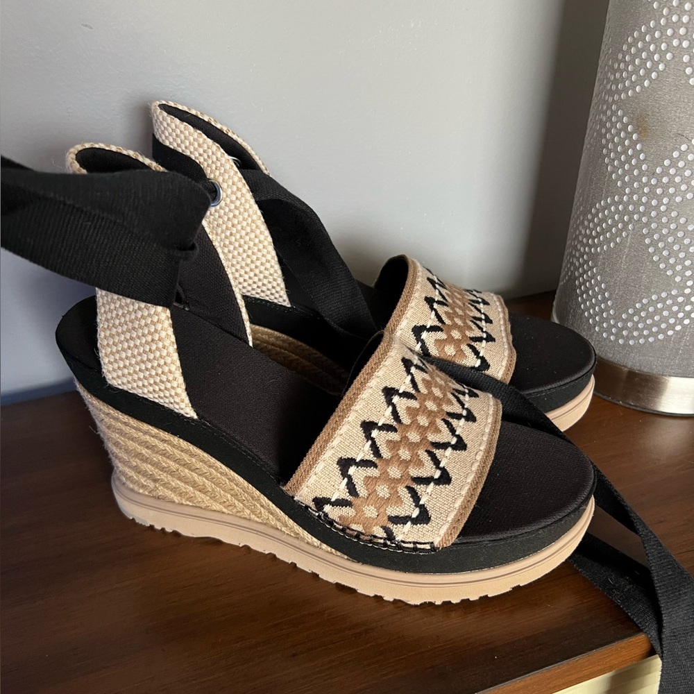 New with stickers ugg wedge sandals - Picture 3 of 7